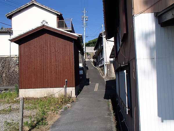 一歩間違えれば家と道路との隙間に落ちてしまいそう